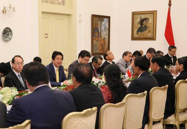 安倍总理访问了印度尼西亚共和国的雅加达。