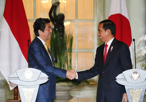 安倍总理访问了印度尼西亚共和国的雅加达。
