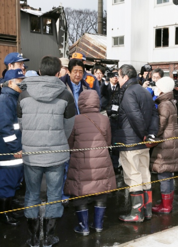 安倍总理为了视察糸鱼川市发生的大规模火灾灾情访问了新泻县。