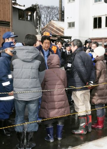 安倍总理为了视察糸鱼川市发生的大规模火灾灾情访问了新泻县。