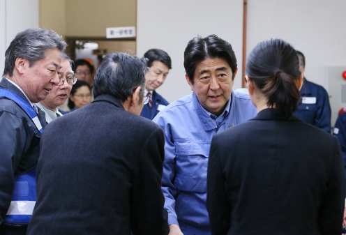 安倍总理为了视察糸鱼川市发生的大规模火灾灾情访问了新泻县。
