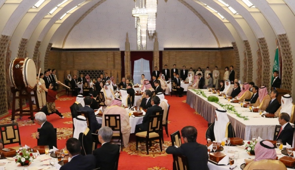 安倍总理在总理大臣官邸与沙特阿拉伯王国副王储兼国防大臣穆罕默德·本·萨勒曼·本·阿卜杜勒阿齐兹·阿勒沙特举行了会谈。