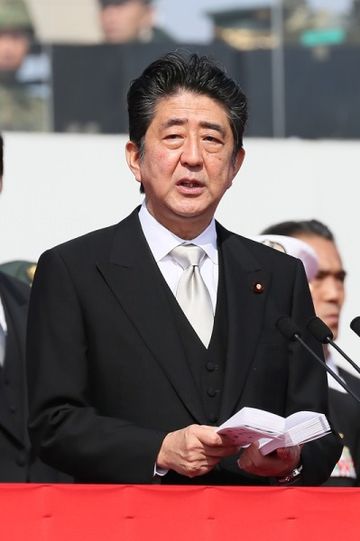 安倍总理出席了在陆上自卫队朝霞训练场举行的2016年度自卫队纪念日检阅仪式。