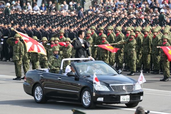 安倍总理出席了在陆上自卫队朝霞训练场举行的2016年度自卫队纪念日检阅仪式。