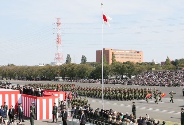 安倍总理出席了在陆上自卫队朝霞训练场举行的2016年度自卫队纪念日检阅仪式。