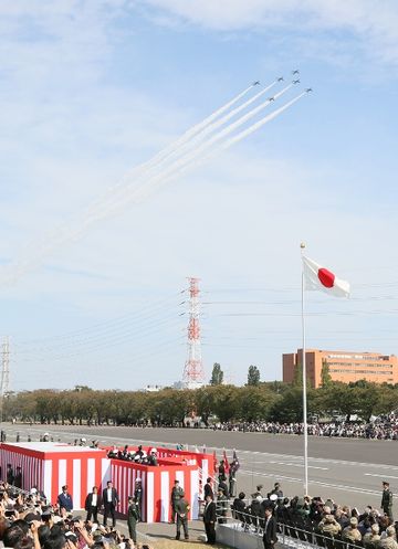 安倍总理出席了在陆上自卫队朝霞训练场举行的2016年度自卫队纪念日检阅仪式。