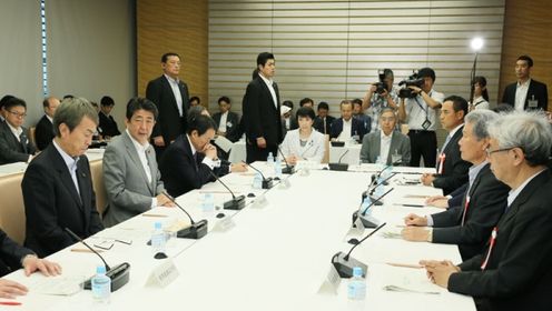 安倍总理在总理大臣官邸召开了2016年第11次经济财政咨询会议。