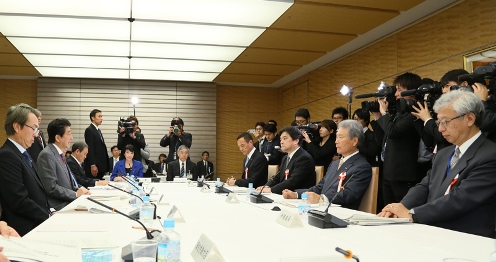 安倍总理在总理大臣官邸召开了2016年第19次经济财政咨询会议。