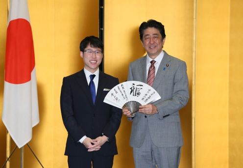 安倍总理在总理大臣官邸举办了围棋棋士井山裕太的内阁总理大臣表彰仪式，并颁发了表扬状。