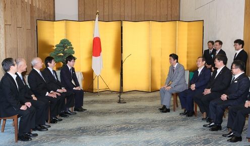 安倍总理在总理大臣官邸举办了围棋棋士井山裕太的内阁总理大臣表彰仪式，并颁发了表扬状。