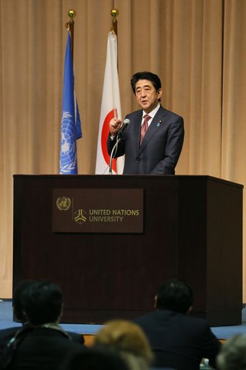 安倍总理出席了在联合国大学举行的纪念联合国成立70周年论坛并发表了演讲。