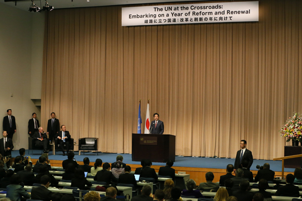 安倍总理出席了在联合国大学举行的纪念联合国成立70周年论坛并发表了演讲。