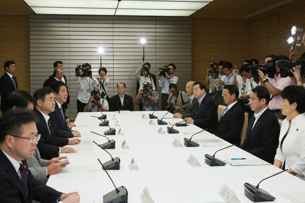 安倍总理在总理大臣官邸出席了第3次为重新讨论新国立竞技场建设计划召开的相关阁僚会议。