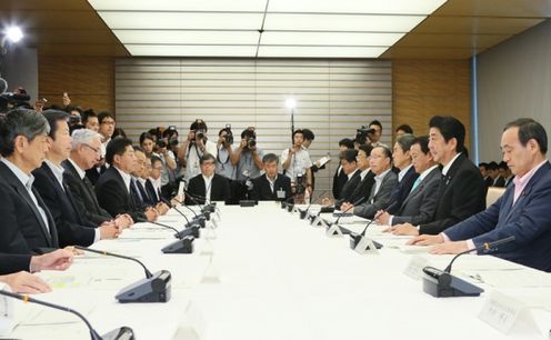 安倍总理在总理大臣官邸出席了政府与执政党的政策恳谈会。