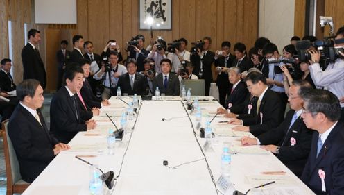 安倍总理在总理大臣官邸出席了2016年度第2次“中央与地方协商会议”。