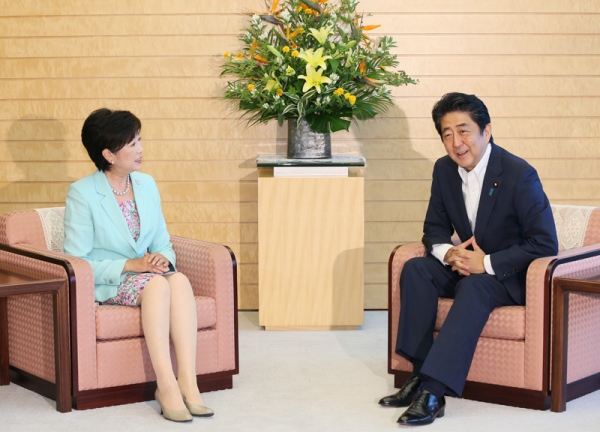 安倍总理在总理大臣官邸会见了东京都知事小池百合子。