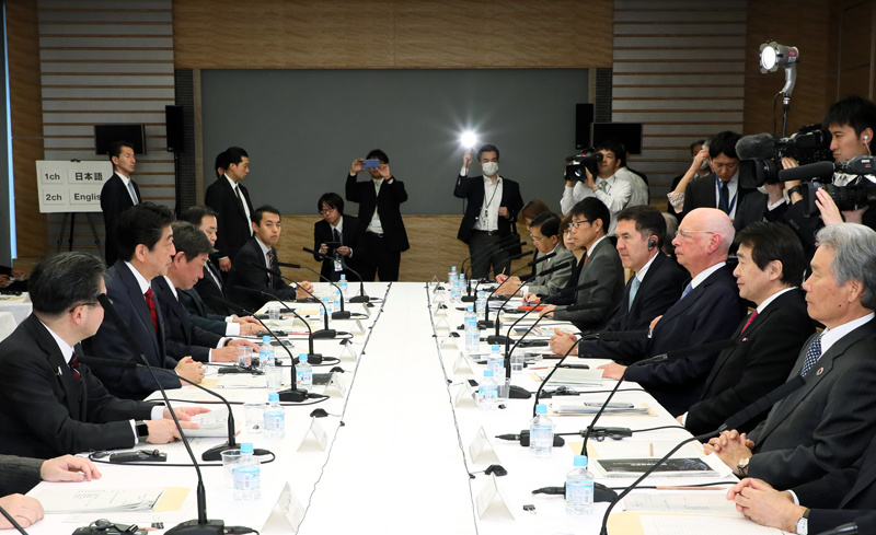 安倍总理在总理大臣官邸召开了第15次未来投资会议。