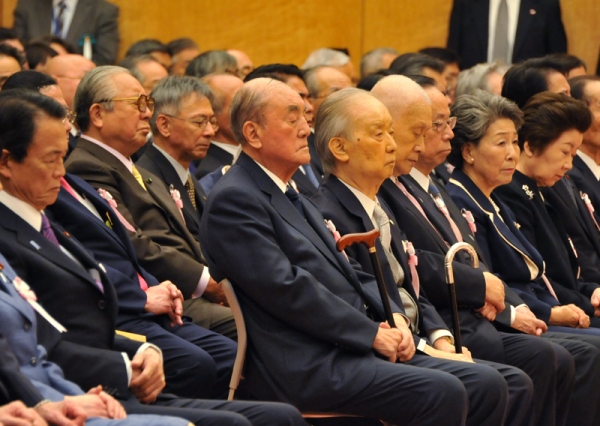 安倍总理召开了内阁制度创设130周年纪念典礼及庆祝会。