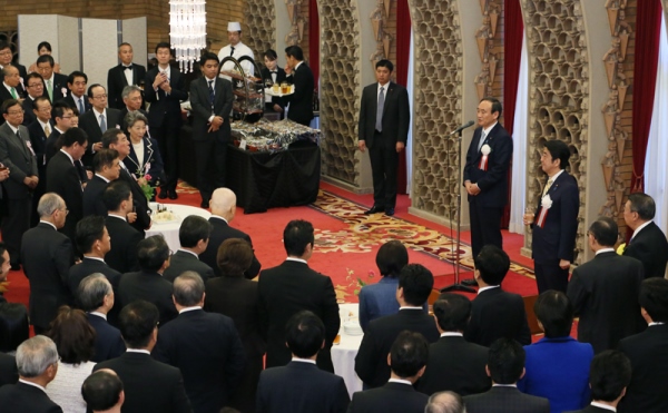 安倍总理召开了内阁制度创设130周年纪念典礼及庆祝会。