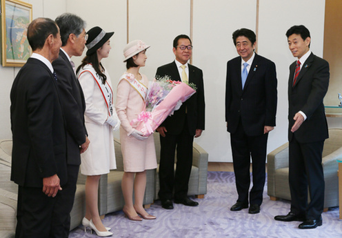 安倍总理在总理大臣官邸接受了兵库县花公主等赠送的淡路岛的花卉。