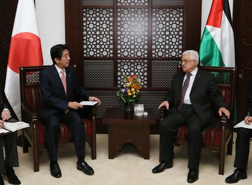安倍总理访问了巴勒斯坦自治政府。