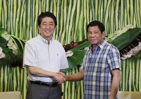 安倍总理访问了菲律宾共和国的达沃。