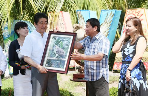 安倍总理访问了菲律宾共和国的达沃。