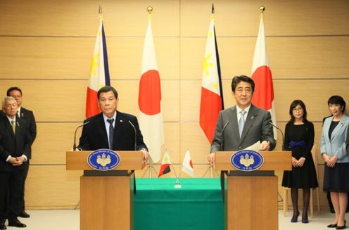 安倍总理在总理大臣官邸与菲律宾共和国总统罗德里戈·杜特尔特举行了首脑会谈等。