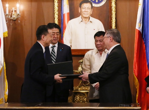 安倍总理在东京国际机场(羽田机场)举行记者会后,访问了菲律宾共和国的马尼拉。