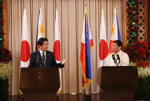 安倍总理在东京国际机场(羽田机场)举行记者会后,访问了菲律宾共和国的马尼拉。