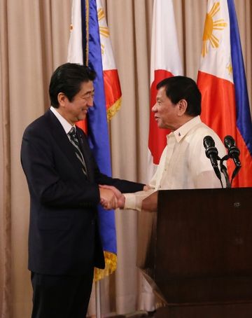 安倍总理在东京国际机场（羽田机场）举行记者会后，访问了菲律宾共和国的马尼拉。