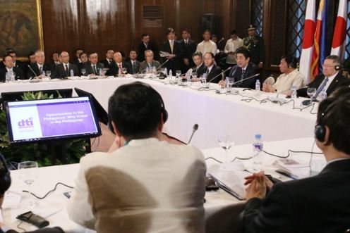 安倍总理在东京国际机场（羽田机场）举行记者会后，访问了菲律宾共和国的马尼拉。