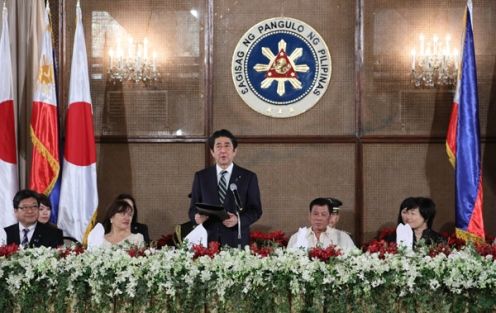 安倍总理在东京国际机场（羽田机场）举行记者会后，访问了菲律宾共和国的马尼拉。