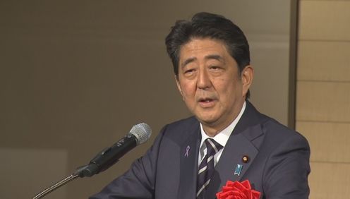 安倍总理出席了在东京都内举行的“国际交流基金会日美中心/安倍奖助金25周年纪念招待会”。