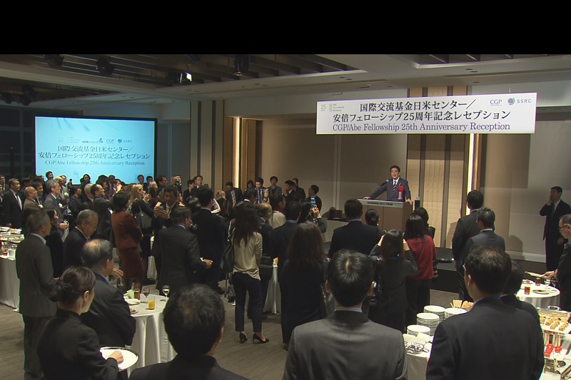 安倍总理出席了在东京都内举行的“国际交流基金会日美中心/安倍奖助金25周年纪念招待会”。