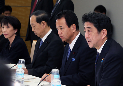 安倍总理在总理大臣官邸召开了第15次日本经济再生本部会议。