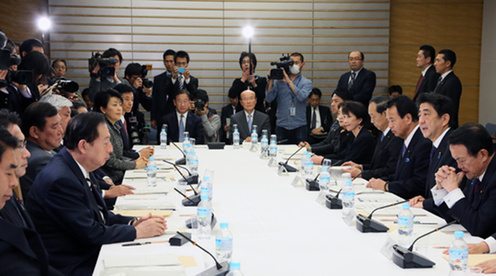 安倍总理在总理大臣官邸召开了第15次日本经济再生本部会议。