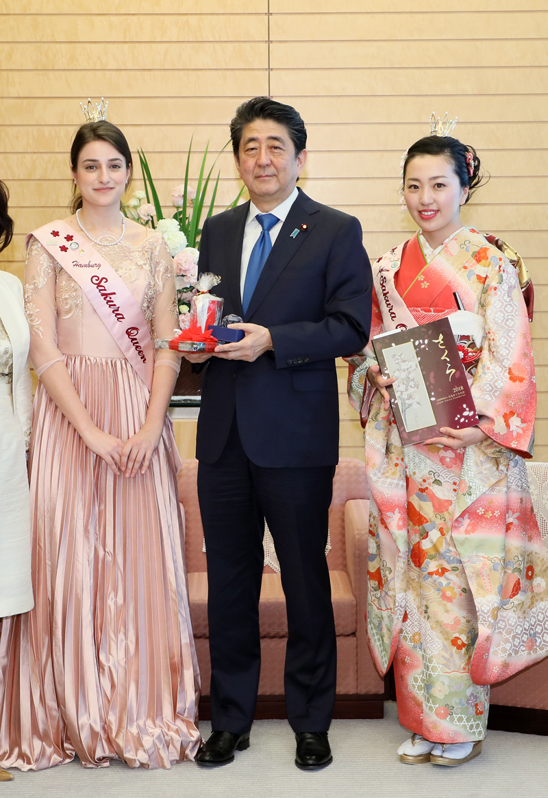 安倍总理在总理大臣官邸接受了德国汉堡市樱花女王以及日本樱花女王等的拜会。