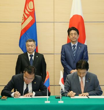 安倍总理在总理大臣官邸与蒙古国国家大呼拉尔主席（议会议长）赞达呼·恩赫包勒德一同出席见证了日本国与蒙古国之间的签字仪式。