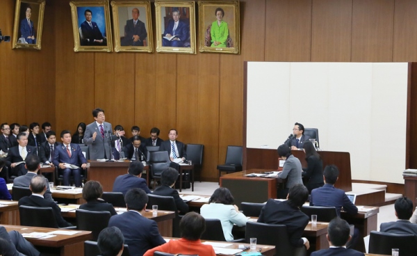 安倍总理上午出席了参议院全体会议，下午出席了众议院厚生劳动委员会。
