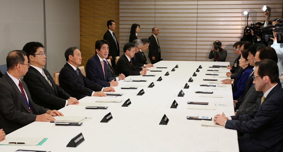 安倍总理在总理大臣官邸召开了关于在叙利亚发生的威胁杀害日本人质事件的相关阁僚会议。