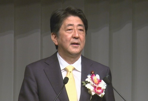 安倍总理出席了在东京都内举行的日本服务大奖表彰仪式。
