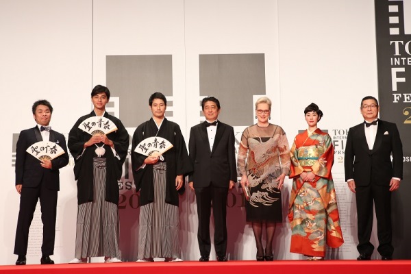 安倍总理出席了在东京都内举行的第29届东京国际电影节开幕式。