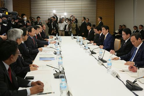 安倍总理在总理大臣官邸出席了“对日直接投资推进会议”。