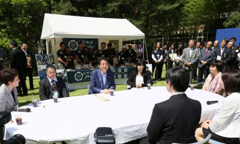 安倍总理在总理大臣官邸出席了“安倍总理与残障人士的集会”。