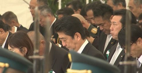 安倍总理出席了在防卫省举行的2016年度自卫队殉职队员追悼仪式。