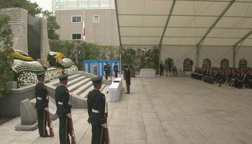 安倍总理出席了在防卫省举行的2016年度自卫队殉职队员追悼仪式。