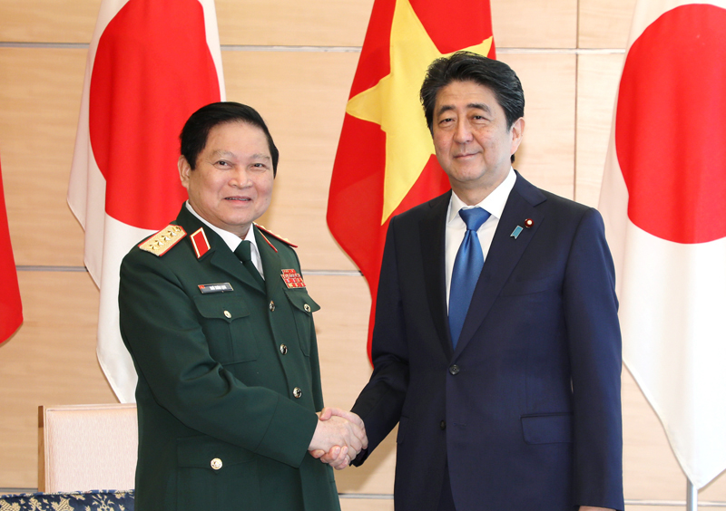 安倍总理在总理大臣官邸接受了越南社会主义共和国国防部长吴春历的拜会。