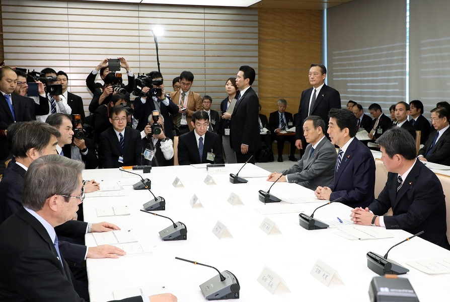 安倍总理在总理大臣官邸出席了面向免费幼儿教育・高等教育的具体制度的相关阁僚会议。