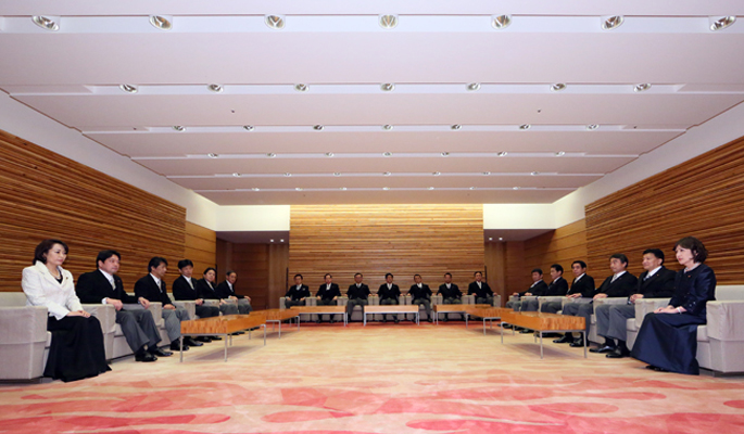 新闻里播出的其实是召开内阁会议（阁议）之前的接待室